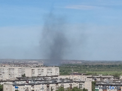 Черный столб дыма поднялся в небо над Новотроицком