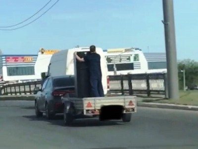 Житель Оренбурга перевозил холодильник необычным способом (Видео)