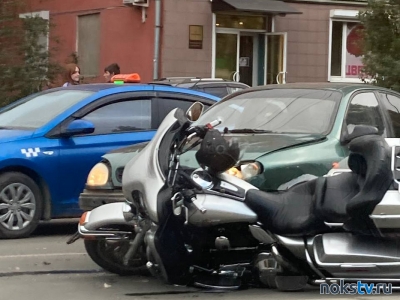 Мотоцикл попал под колеса легковушки