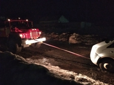 Машина скорой помощи застряла в снегу в Шарлыкском районе
