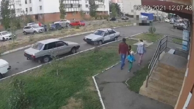 В Оренбурге выпавший с балкона мужчина чуть не убил семью