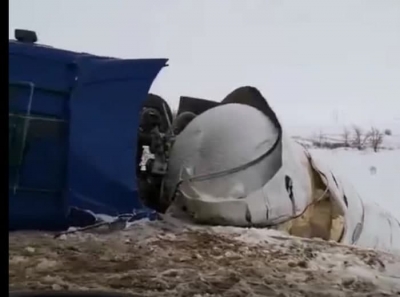 В Оренбуржье на трассе опрокинулась цистерна с углекислотой