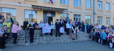 В Новотроицке сотрудники Госавтоинспекции приняли участие в торжественных мероприятиях, приуроченных ко Дню знаний