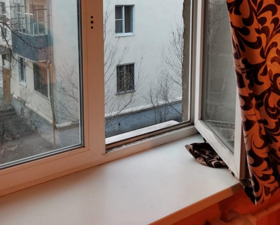 Многодетная мать открыла окно и ушла: в Орске ребенок упал с третьего этажа