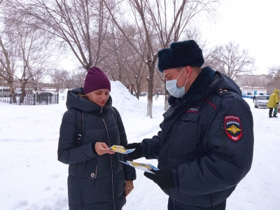 В Новотроицке полицейские подарили цветы женщинам в честь 8 Марта