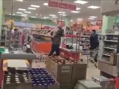 Вооруженный железной трубой мужчина устроил погром в новотроицком магазине (Видео)