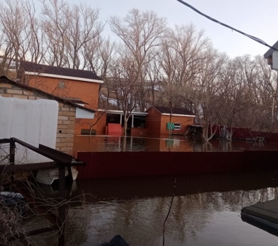 Под Новотроицком из-за резкого подъема воды талые воды подтопили домовладения