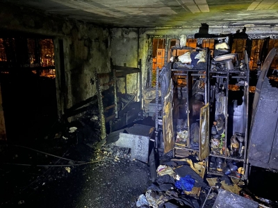 Койки и набитые одеждой шкафы: Опубликованы фото изнутри московского хостела, где сгорело восемь человек