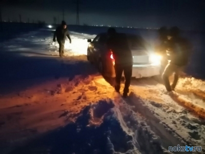 На востоке Оренбуржья сотрудники МЧС спасли людей из снежного плена