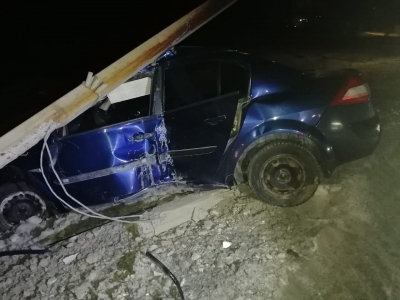 В Орске водитель влетел в столб, который, затем, рухнул на машину