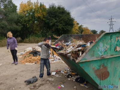 В Новотроицке добровольцы убирали мусор на субботнике