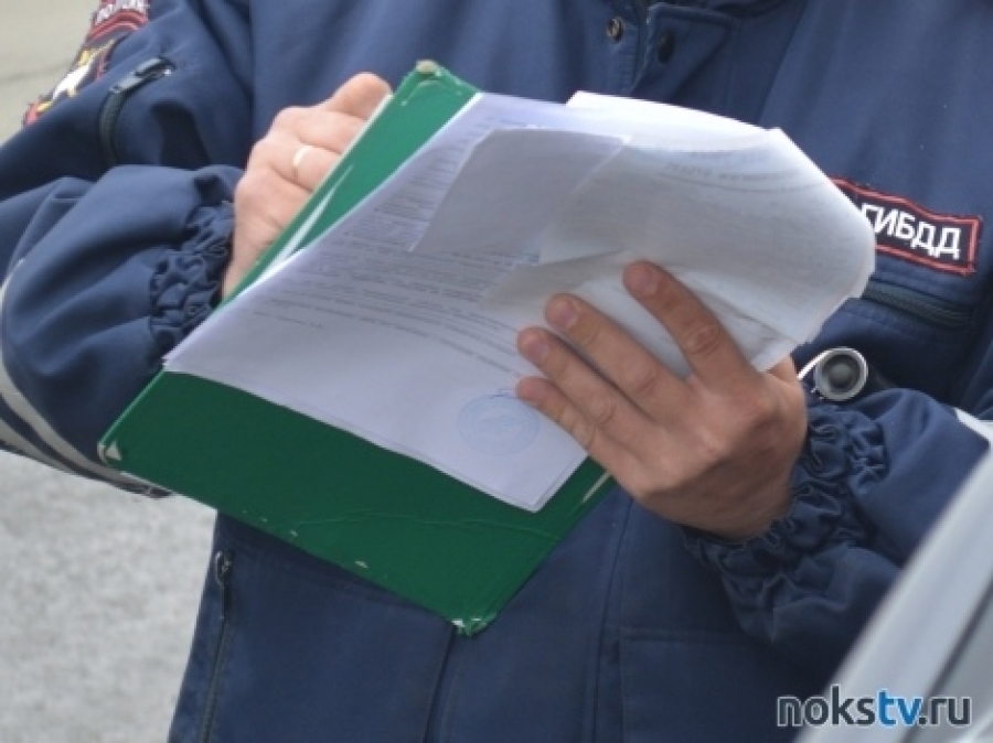 В Новотроицке пассажир настойчиво давал 500 рублей инспектору, чтобы водителя не наказывали