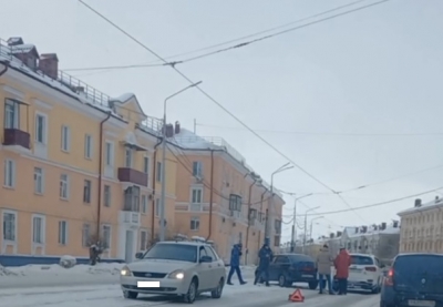 В Новотроицке две машины столкнулись на трамвайных путях