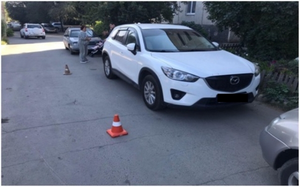 В Новотроицке водитель во дворе повредил автомобиль Mazda CX-5