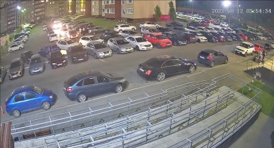 В Оренбурге голая женщина ночью била автомобили на парковке