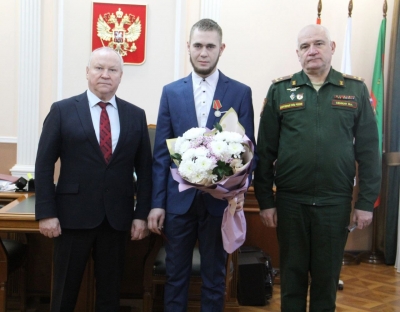 Участника СВО из Бузулукского района наградили медалью Суворова