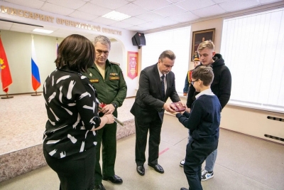 В Оренбуржье вдове и детям погибшего в ходе СВО в Украине вручили Орден Мужества
