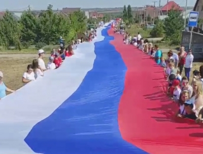 В Оренбургской области развернули самый большой триколор в России