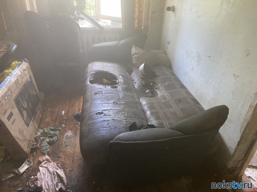 В одной из квартир в Новотроицке загорелся диван