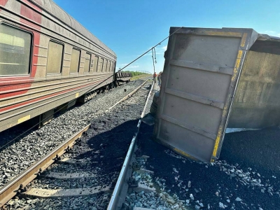 При столкновении поезда и грузовика погиб человек
