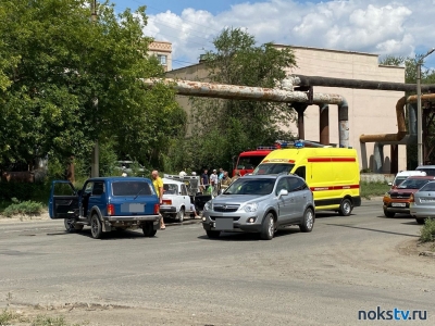 В Новотроицке на место аварии прибыли медики и спасатели