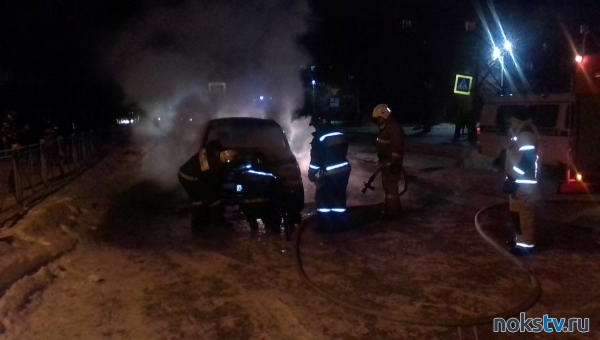 В Новотроицке около школы загорелся автомобиль