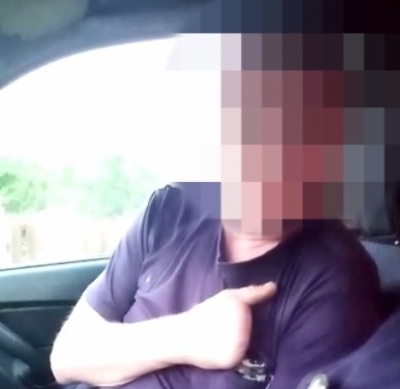 Пьяный охранник угнал трактор, чтобы поехать за алкоголем (Видео)
