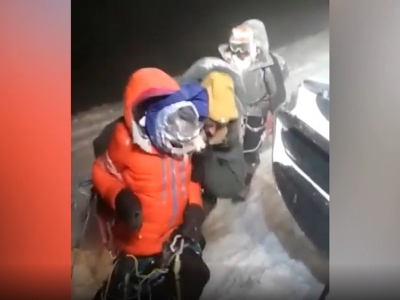 Группа из 19 альпинистов попала в пургу при подъеме на Эльбрус. Пятеро из них погибли (Видео)