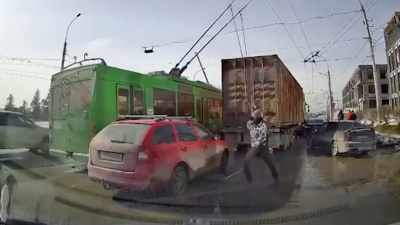 В Новосибирске троллейбус прокатил кондуктора «на рогах» (Видео)