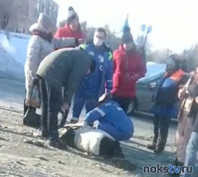 В Новотроицке под колеса автомобиля попала девушка