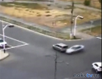 Момент аварии на перекрестке в Новотроицке попал на видео
